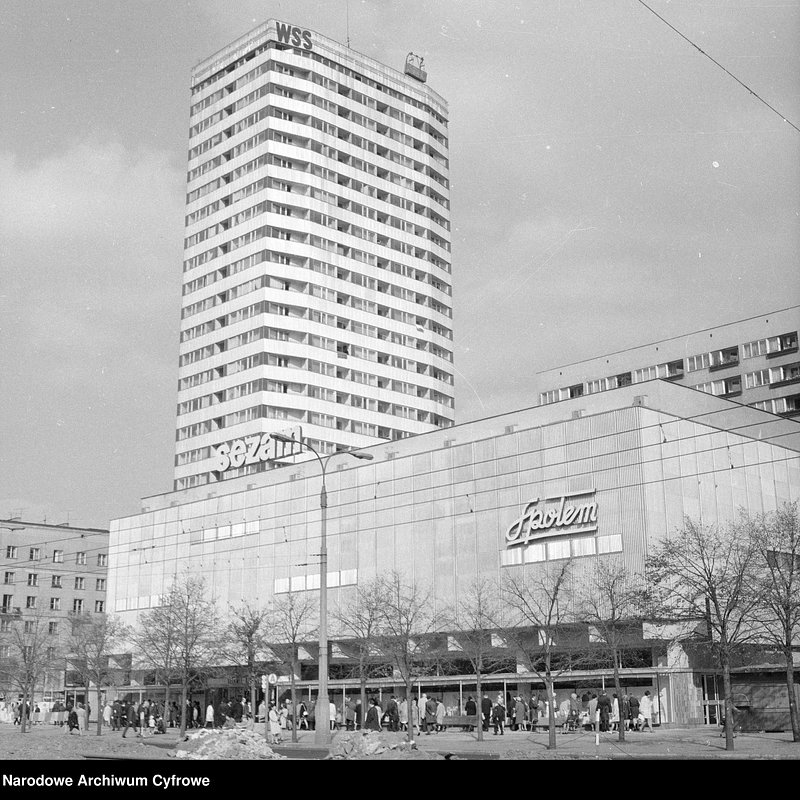 DH_Sezam_i_ulica_Marszałkowska_1969_rok_Z_zasobu_Narodowego_Archiwum_Cyfrowego_Autor_Grażyna_Rutowska.jpg