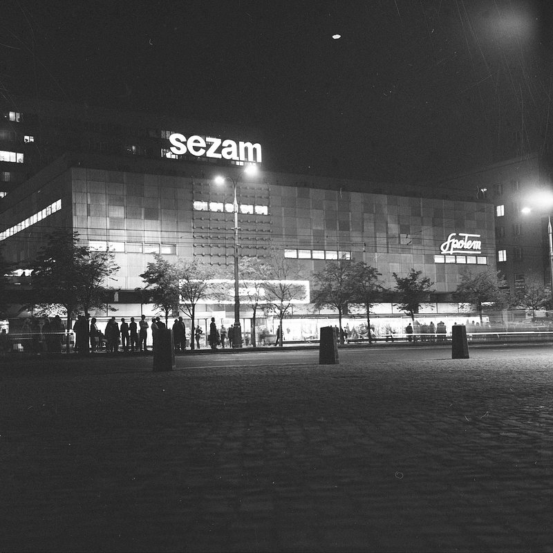DH_Sezam_nocą_1971_rok_Z_zasobu_Narodowego_Archiwum_Cyfrowego_Autor_Grażyna_Rutowska.jpg