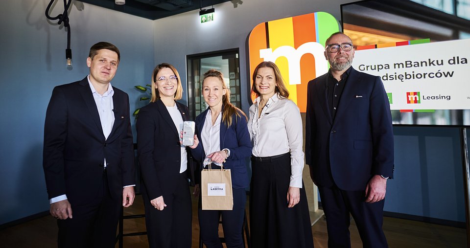 Na zdjęciu (od lewej): Krzysztof Bratos, wiceprezes mBanku ds. bankowości detalicznej, Aleksandra Buczkowska, dyrektorka zarządzająca ds. produktów i segmentów klienckich w pionie bankowości detalicznej mBanku, Dominika Jankowska, przedsiębiorczyni, właścicielka firmy Kawowa Fabryka, Katarzyna Szerling, wiceprezeska mLeasingu oraz Cezary Raczyński, prezes mLeasingu.