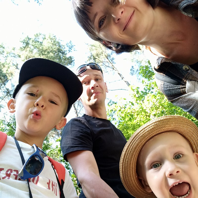 Damian z rodziną przed chorobą.jpg