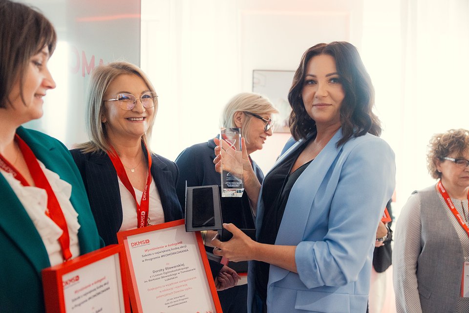 Agnieszka Wodzińska, wiceprezes Fundacji DKMS wręczająca wyróżnienia i statuetki laureatom
