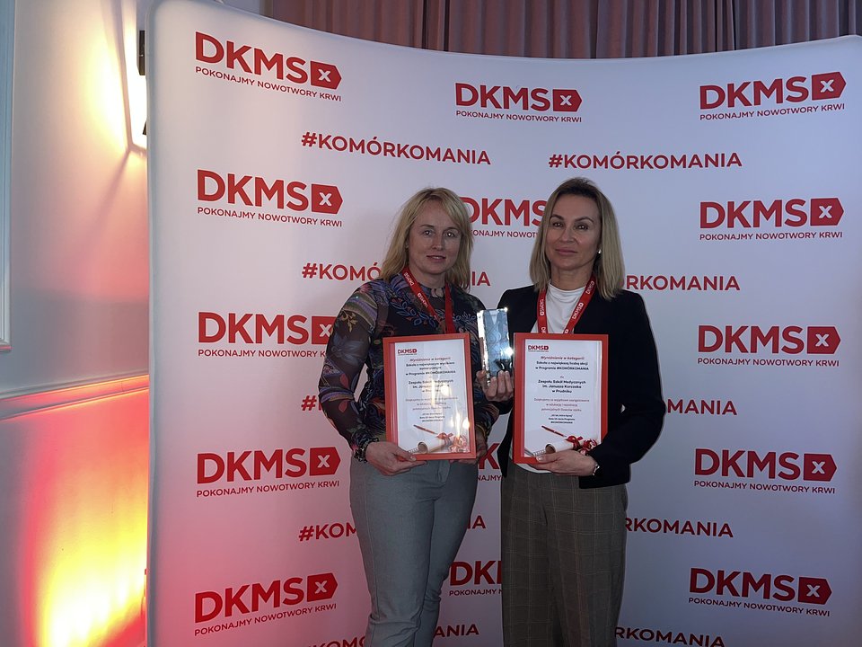 Kadra Zespołu Szkół Medycznych w Prudniku ze statuetką oraz wyróżnieniem w programie #KOMÓRKOMANIA