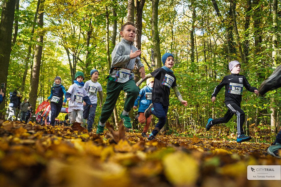 Uczestnicy biegu CITY TRAIL Junior na trasie (fot. Tomasz Pawlicki)