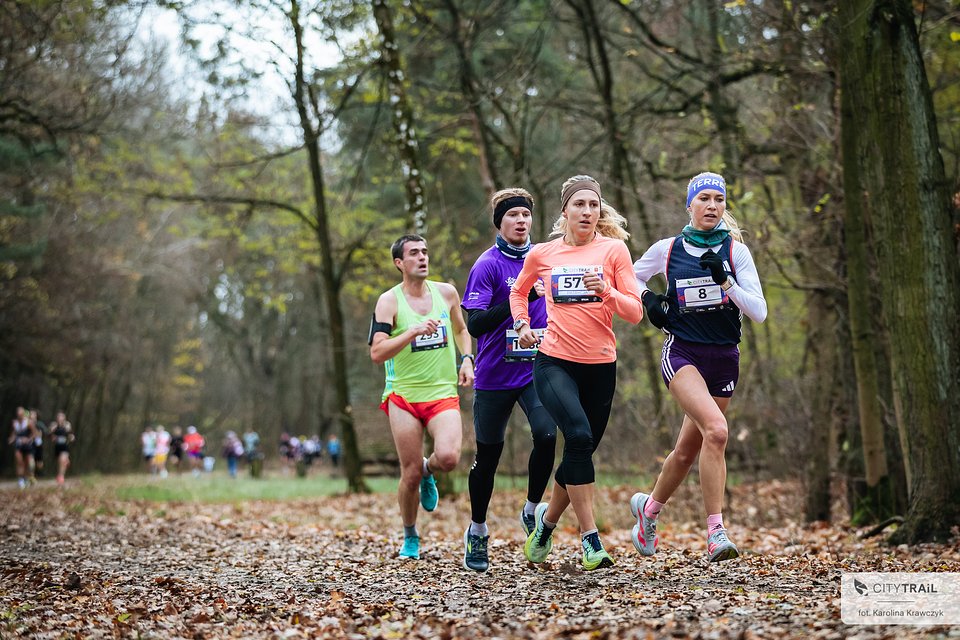 Patrycja Kapała (po lewej) i Anna Bańkowska (po prawej) na trasie dzisiejszego biegu (fot. Karolina Krawczyk)
