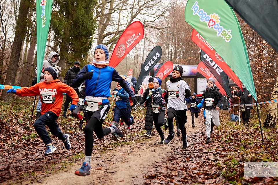 Uczestnicy biegu CITY TRAIL Junior (fot. Jacek Koślicki)