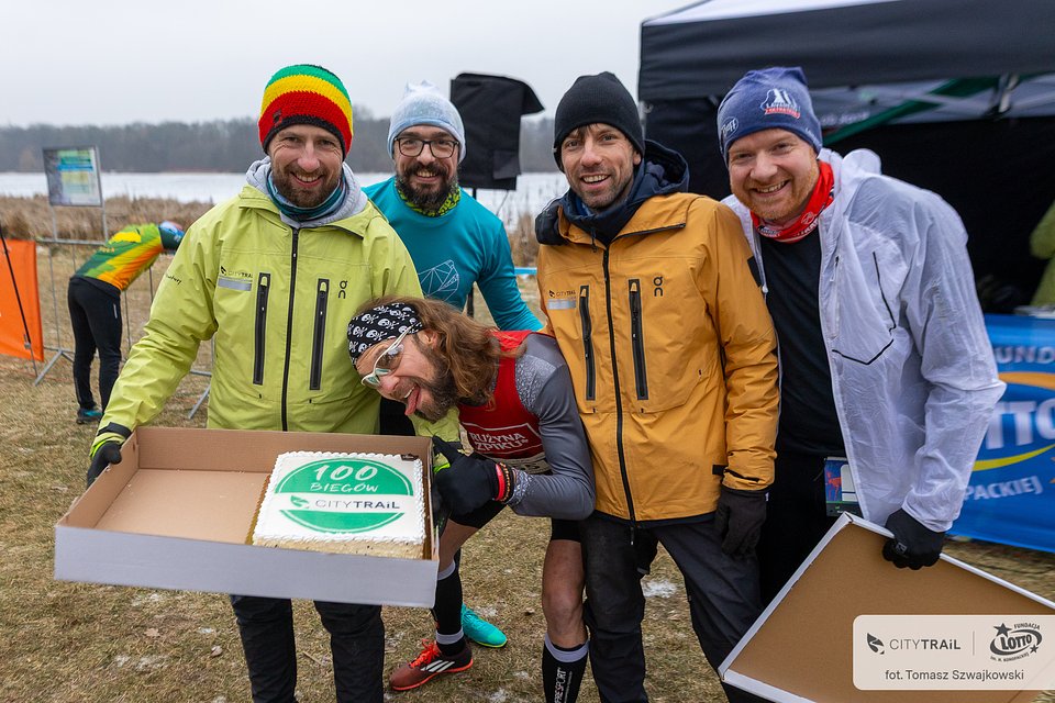 Świętowanie setnego biegu Piotra Kotkowskiego podczas dzisiejszej imprezy (fot. Tomasz Szwajkowski)