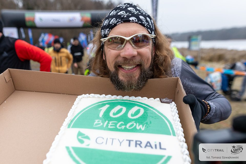 Świętowanie setnego biegu Piotra Kotkowskiego podczas poznańskiej imprezy (fot. Tomasz Szwajkowski)