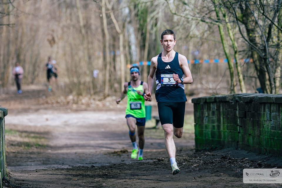 Męska czołówka na trasie dzisiejszego biegu (fot. Andrzej Olszanowski)
