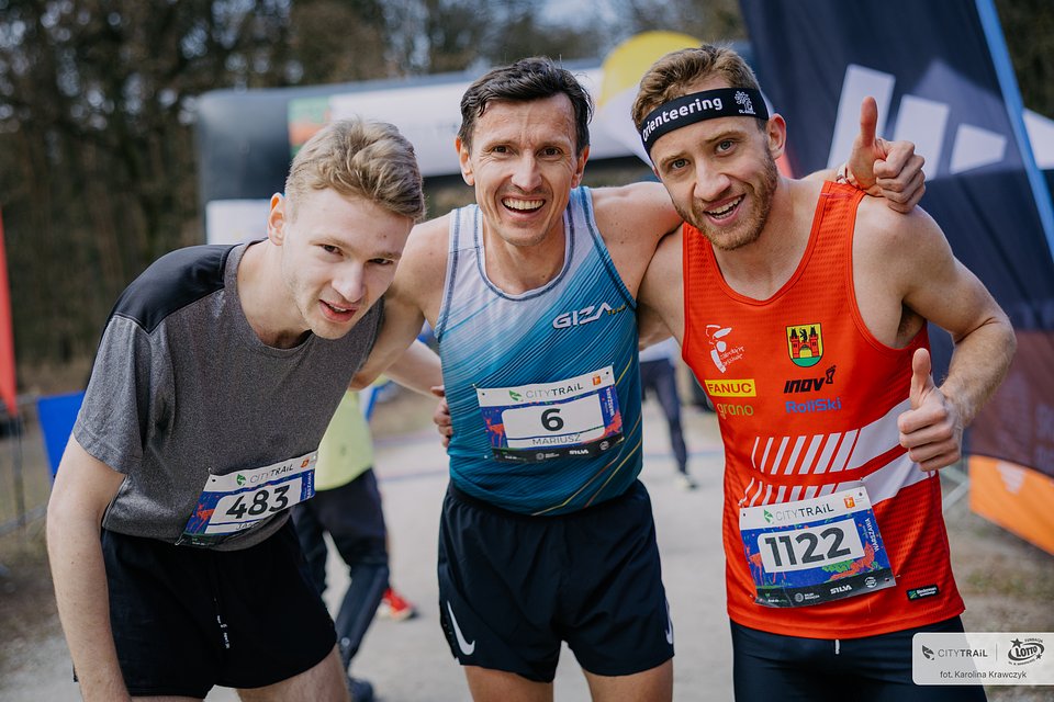 Męskie podium dzisiejszego biegu. Od lewej: Jakub Wolender (rocznik 2000), Mariusz Giżyński (rocznik 1981), Piotr Parfianowicz (rocznik 1994) / fot. Karolina Krawczyk