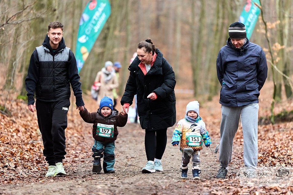 Niespełna dwuletni Marcel Malc (chłopiec po lewej) to jeden z podopiecznych Fundacji Siepomaga, którego wsparli biegacze CITY TRAIL (fot. Jacek Koślicki)