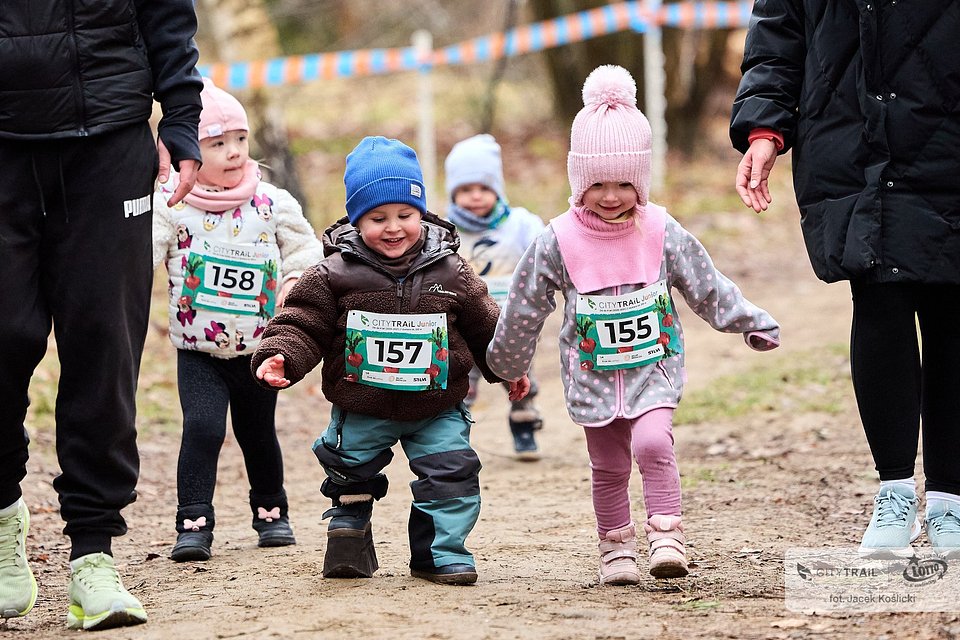 Biegacze startujący w CITY TRAIL chętnie angażują się w akcje charytatywne podsuwane przed organizatorów. Na zdjęciu dwuletni Marcel Malc - jeden z podopiecznych Fundacji Siepomaga (fot. Jacek Koślicki)