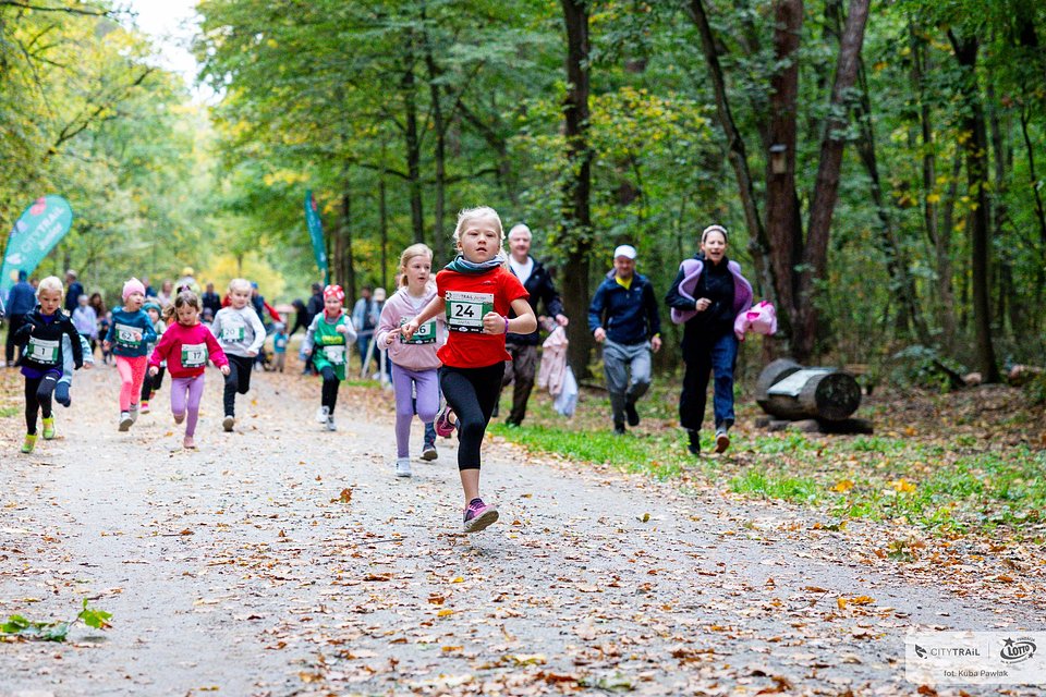 Uczestnicy biegu CITY TRAIL Junior na trasie (fot. Kuba Pawlak) 