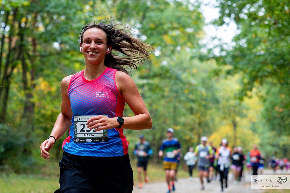 Uczestnicy biegu CITY TRAIL z Fundacją LOTTO w Warszawie (fot. Kuba Pawlak)