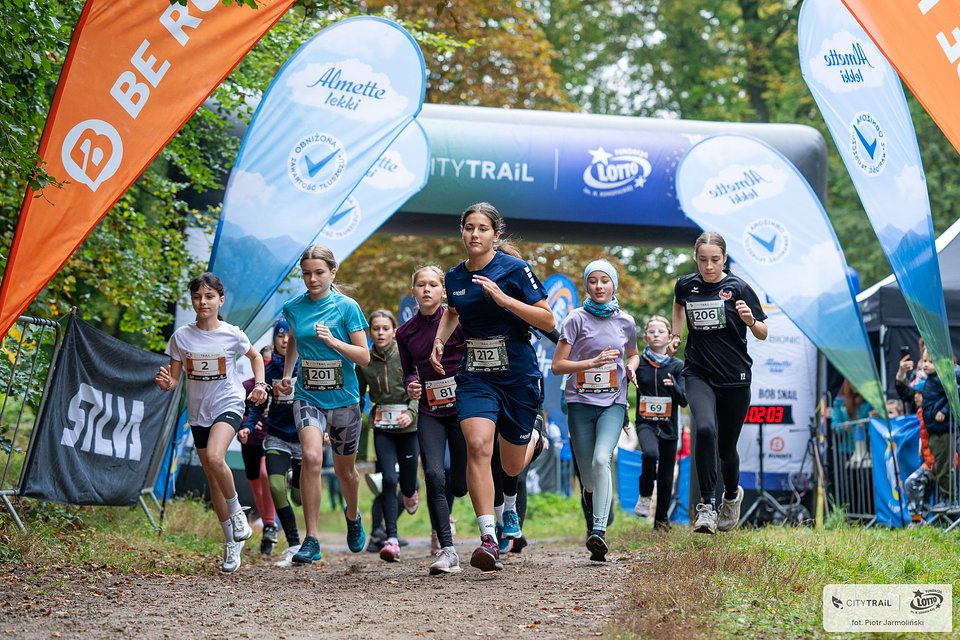 Uczestniczki biegu CITY TRAIL Junior na trasie (fot. Piotr Jarmoliński)