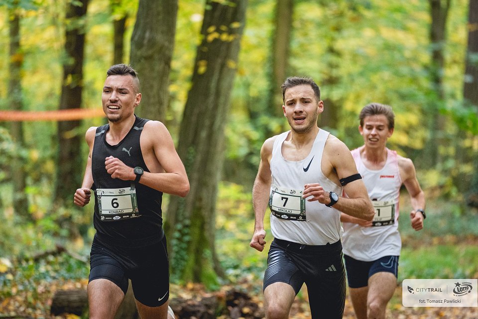 Zwycięzca biegu CITY TRAIL z Fundacją LOTTO we Wrocławiu rywalizujący na trasie (fot. Tomasz Pawlicki)
