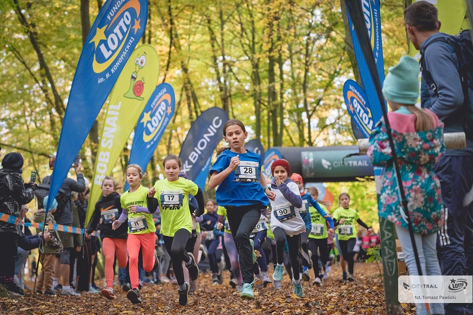 Zawodnicy biegu CITY TRAIL Junior na trasie (fot. Tomasz Pawlicki)