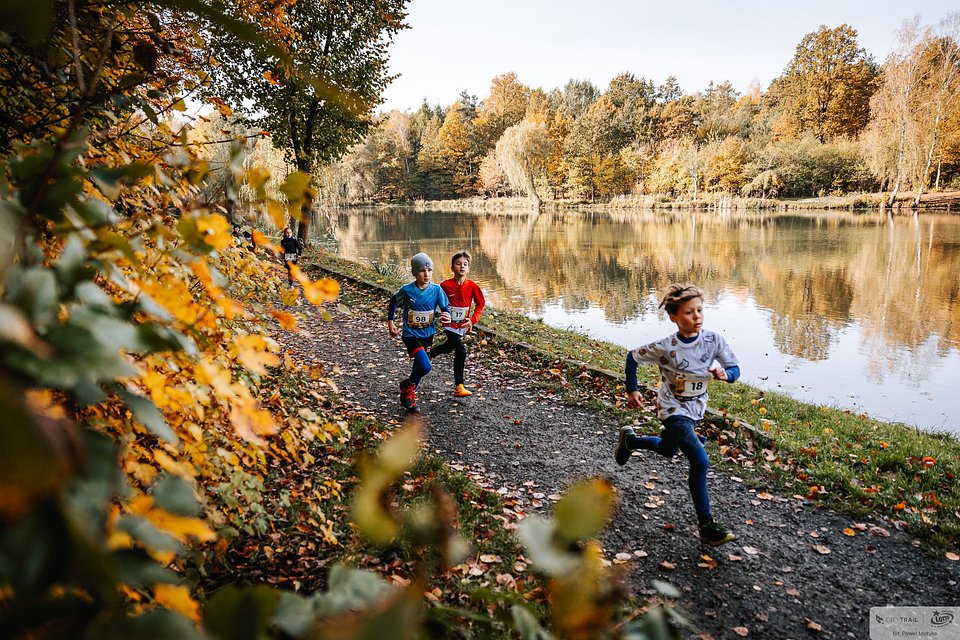 Uczestnicy biegu CITY TRAIL Junior na trasie (fot. Paweł Motyka)