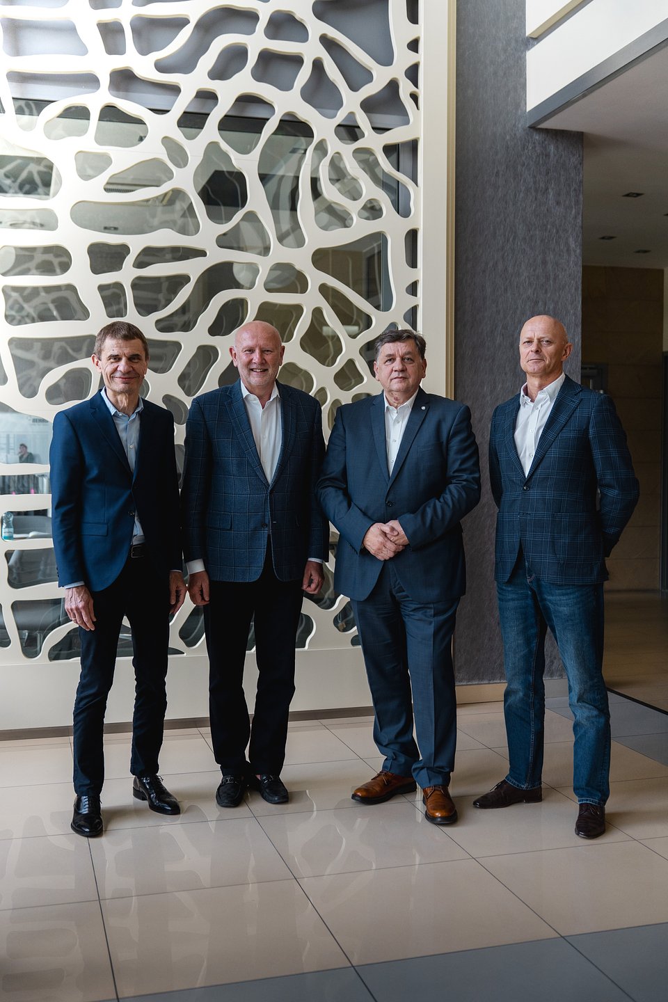 Na zdjęciu od lewej: Dariusz Krąpiec, Dyrektor ds. Sprzedaży REHAU, Grzegorz Święcicki, Wiceprezes RODEX, Tadeusz Grubba, Dyrektor Generalny REHAU, Robert Mieczejko, Dyrektor Handlowy RODEX