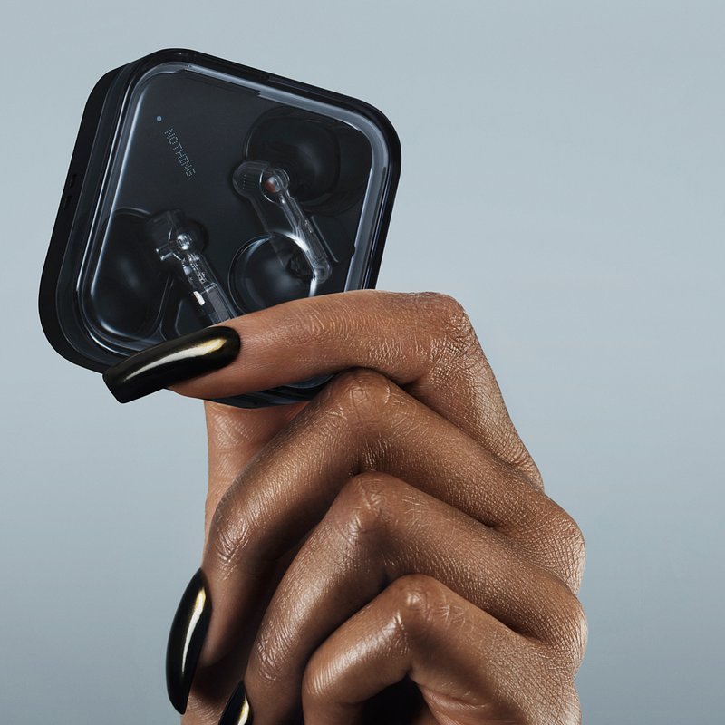 Fera_lifestyle_hand_black_16x9.jpg