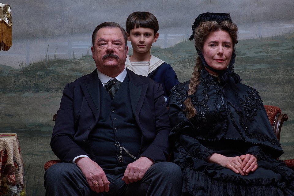 Peter Kurth as Hermann Kafka, Daniel Dongres as young Franz Kafka, Sandra Korzeniak as Julia Kafka fot. Marlene Film Production.jpg