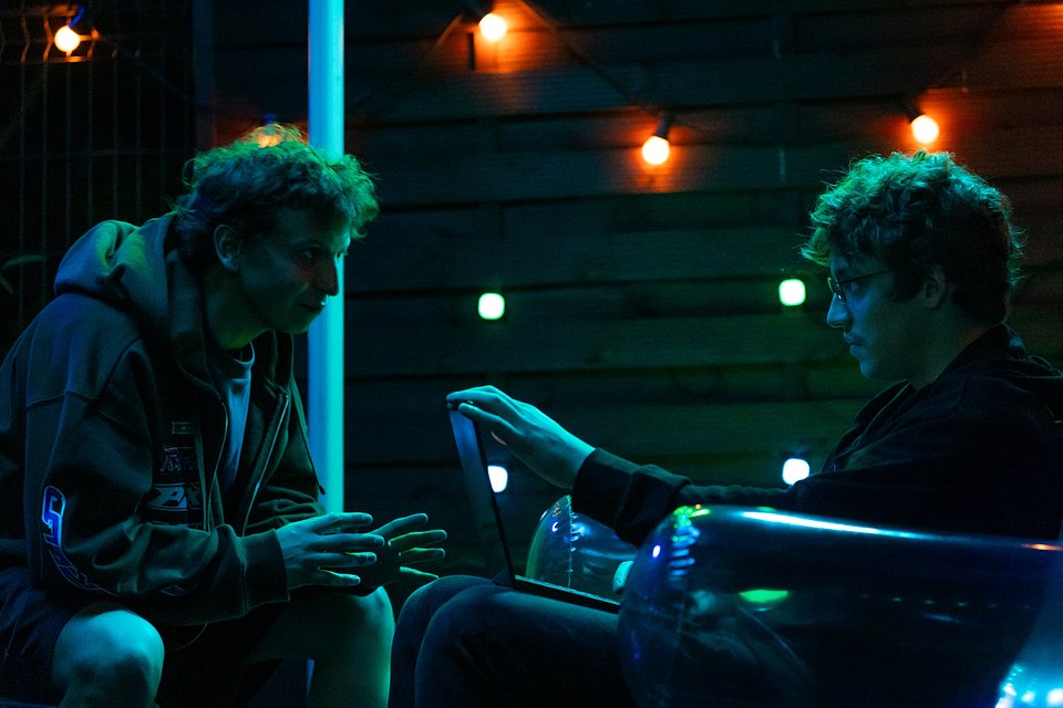 Maciej Musialowski_Sebastian Dela_Chce wiecej_Kino Swiat.jpg