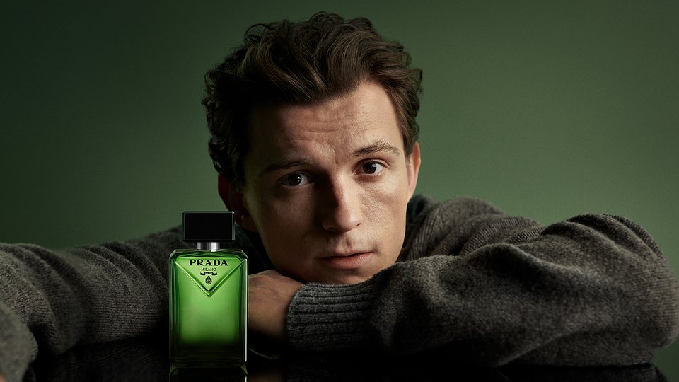 Prada_25_Prototype_EDP_Secondary KV_Attitude With Bottle_16x9_3614274172997 (1).jpg