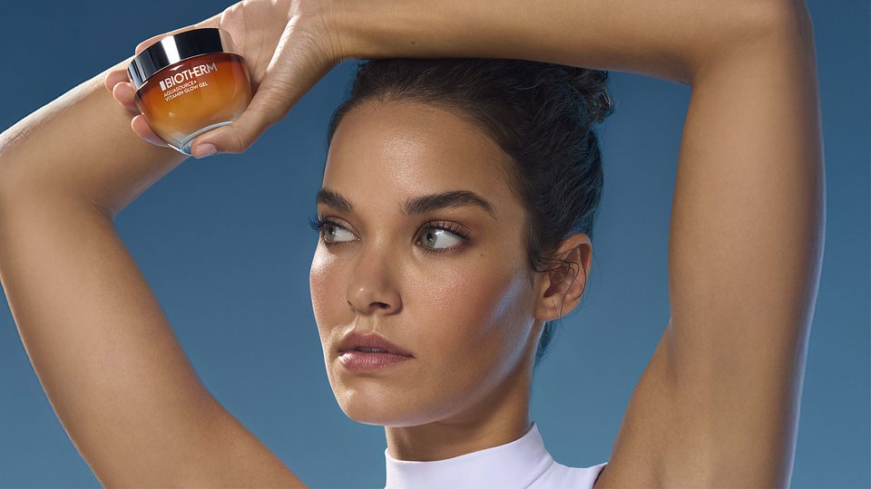 bio_skfc_aquasource_vitamin-glow-gel_25_secondary_beauty_pack-in-hand_RVB_16x9.jpg