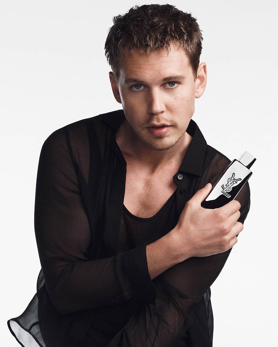 ysl_dmi_fram_myslf_absolu-25_behind-the-scene_austin-austin-with-absolu-bottle-in-hand_portrait_1080x1350px_rgb.jpg