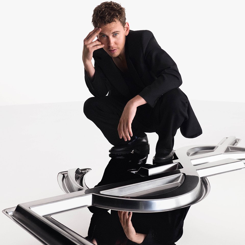 ysl_dmi_fram_myslf_l’absolu-25_behind-the-scene_austin-kneeling-on-cassandre_square_3000x3000px_rgb.jpg
