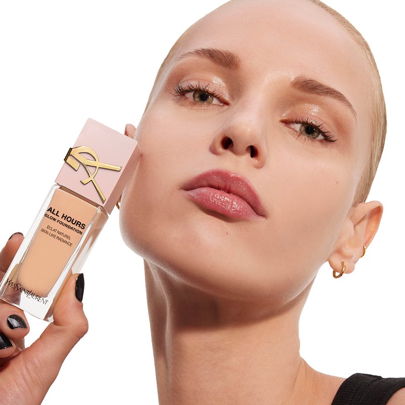 ysl_dmi_makf_ah_fdt-25_glow_wearable_attitude-full-face_result_shade-lc2_light-skintone_arina_product-in-hand_square_3000x3000px_3614274403213_rgb.jpg