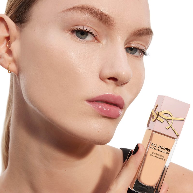 ysl_dmi_makf_ah_fdt-25_glow_wearable_attitude-full-face_result_shade-lc1_light-skintone_mira_product-in-hand_square_3000x3000px_3614274403183_rgb.jpg