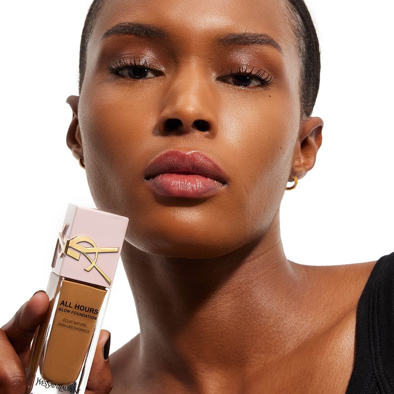 ysl_dmi_makf_ah_fdt-25_glow_wearable_attitude-full-face_result_shade-dw4_dark-skintone_bineta_product-in-hand_square_3000x3000px_3614274403763_rgb.jpg