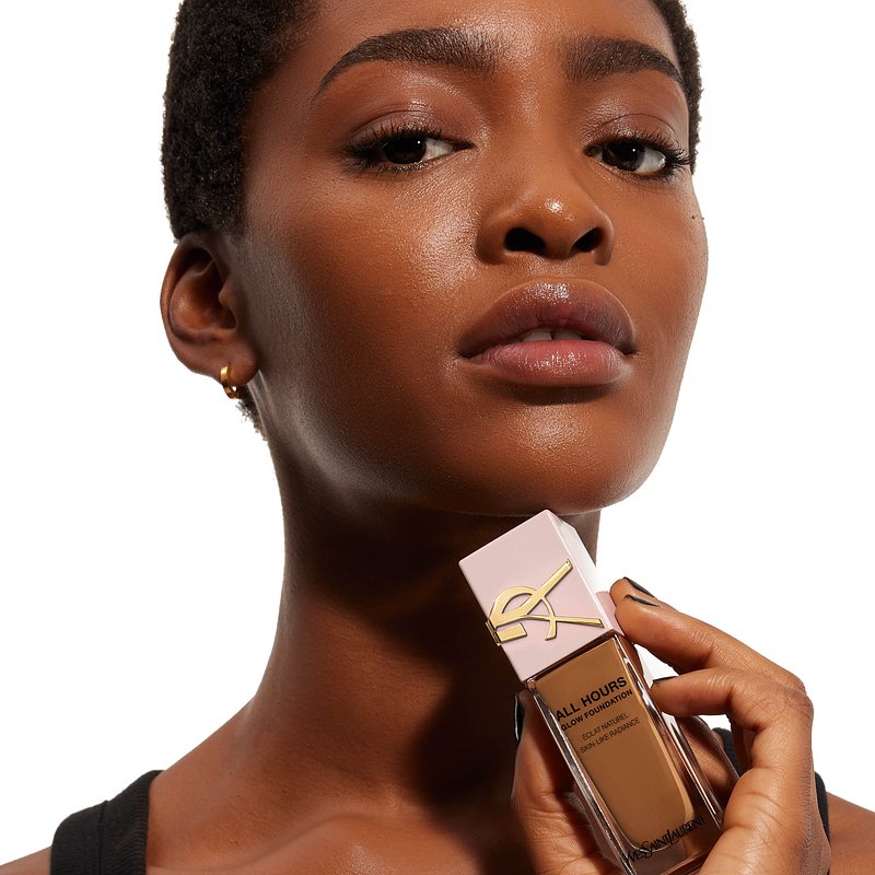 ysl_dmi_makf_ah_fdt-25_glow_wearable_attitude-full-face_result_shade-dn3_dark-skintone_bimpe_product-in-hand_square_3000x3000px_3614274403749_rgb.jpg