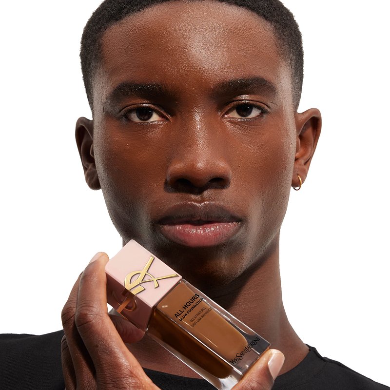 ysl_dmi_makf_ah_fdt-25_glow_wearable_attitude-full-face_result_shade-dc7_dark-skintone_jonathan_product-in-hand_square_3000x3000px_3614274403800_rgb.jpg