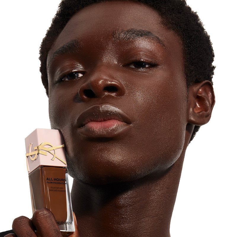 ysl_dmi_makf_ah_fdt-25_glow_wearable_attitude-full-face_result_shade-dc9_deep-skintone_rodney_product-in-hand_square_3000x3000px_3614274403831_rgb.jpg