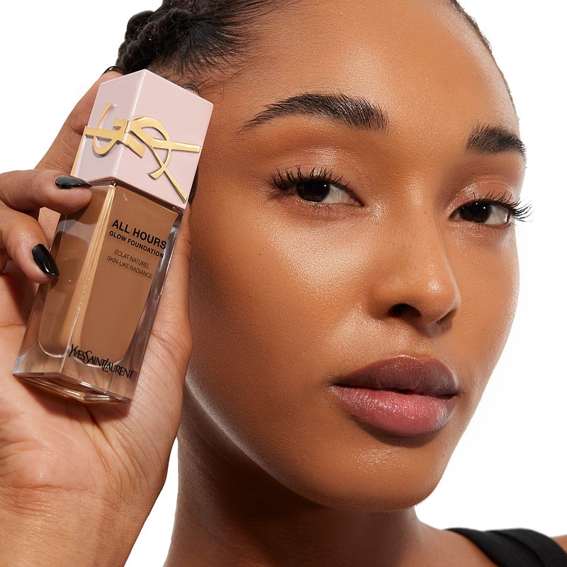 ysl_dmi_makf_ah_fdt-25_glow_wearable_attitude-full-face_result_shade-dn1_dark-skintone_emilie_product-in-hand_square_3000x3000px_3614274403688_rgb.jpg