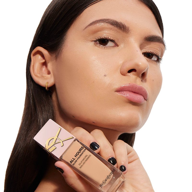 ysl_dmi_makf_ah_fdt-25_glow_wearable_attitude-full-face_result_shade-ln7_light-skintone_adrienne_product-in-hand_square_3000x3000px_3614274403305_rgb.jpg
