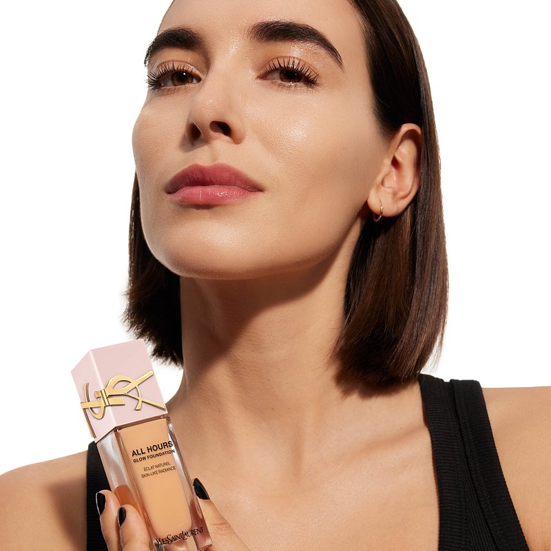 ysl_dmi_makf_ah_fdt-25_glow_wearable_attitude-full-face_result_shade-ln4_light-skintone_alicia_product-in-hand_square_3000x3000px_3614274403251_rgb.jpg