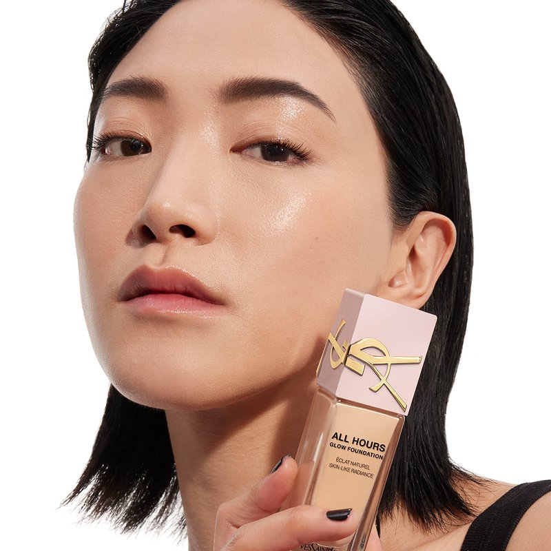 ysl_dmi_makf_ah_fdt-25_glow_wearable_attitude-full-face_result_shade-ln3_light-skintone_tavi_product-in-hand_square_3000x3000px_3614274403237_rgb.jpg