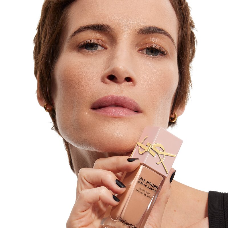ysl_dmi_makf_ah_fdt-25_glow_wearable_attitude-full-face_result_shade-lc6.5_light-skintone_saltaylor_product-in-hand_square_3000x3000px_3614274403282_rgb.jpg