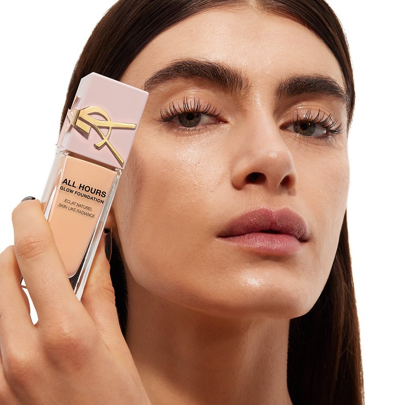 ysl_dmi_makf_ah_fdt-25_glow_wearable_attitude-full-face_result_shade-lc4_light-skintone_madeleine_product-in-hand_square_3000x3000px_3614274403244_rgb.jpg