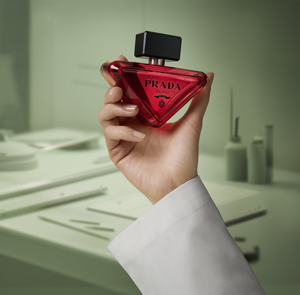Prada_25_Paradoxe_Radical Essence_Still Life_Bottle in Hand_1_3614274344318.jpg