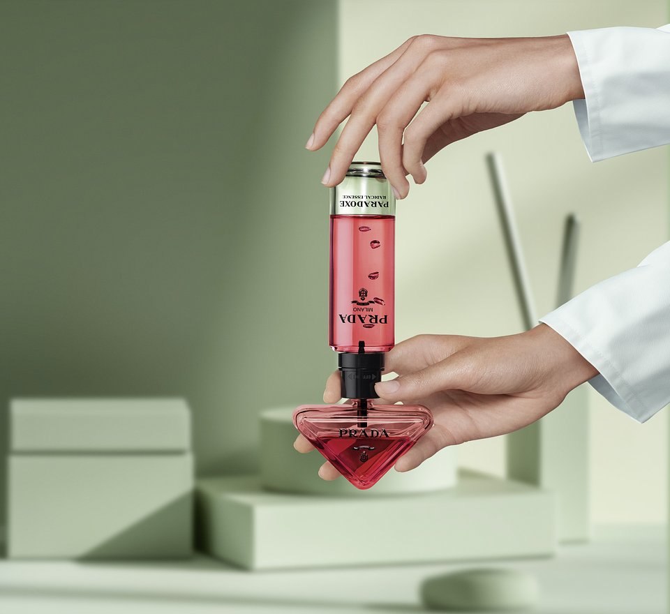 Prada_25_Paradoxe_Radical Essence_Still Life_Refill in Hand_Full_3614274305340.jpg