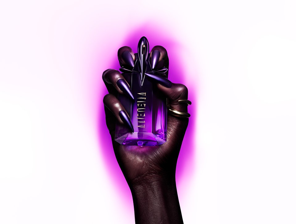 MUGLER_2025_EXTRAINTENSE_STILL LIFE 60 ml BOTTLE IN HAND_VERSION 2_3614274289466.JPG