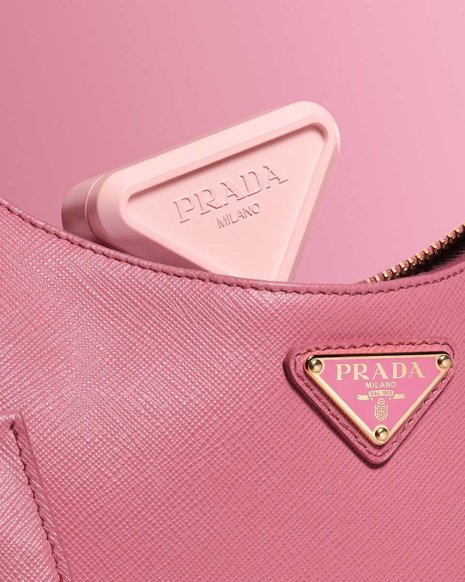 Prada Beauty_26_TOUCH_CREAM_TO_POWDER_COLOR_SECONDARY_STILLLIFE_FASHION_BAG_4x5_RVB.jpg