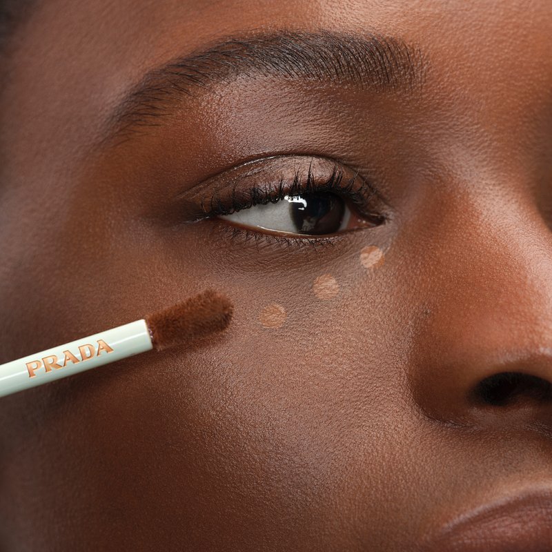 Prada_Beauty_26_CONCEAL_WEARABLES_APPLICATION_DW9-MAGUETTE_1x1_361427463415_RVB (1).jpg