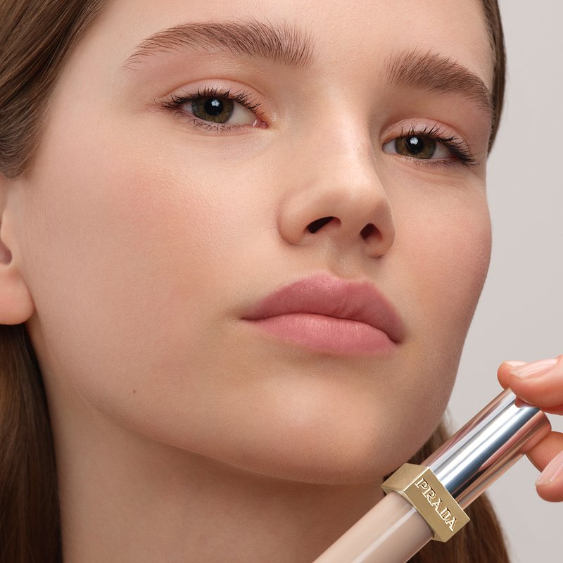Prada_Beauty_26_CONCEAL_WEARABLES_ATTITUDES_LC1_VEERLE_1x1_3614274422306_RVB.jpg