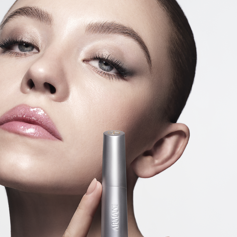 GA_2026_Prisma-Flash_Sydney-Sweeney_Product_Secondary-Visual_16x9_RVB (3).png