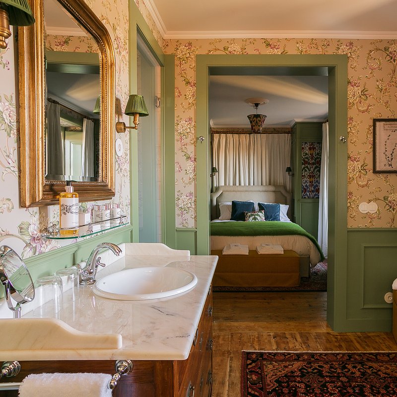 RoseGarden_Deluxe Room3.jpg