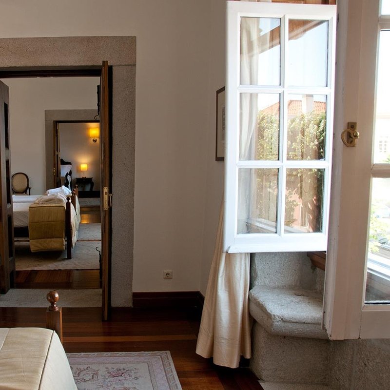 Deluxe Twin Room 5 (Copy).jpg